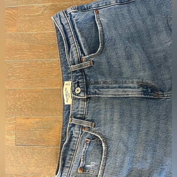 Abercrombie 4” High Rise Mom Shorts - Picture 3 of 7